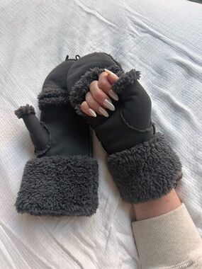 NEW UGG Cozy Grey Faux Shearling Convertible Mittens